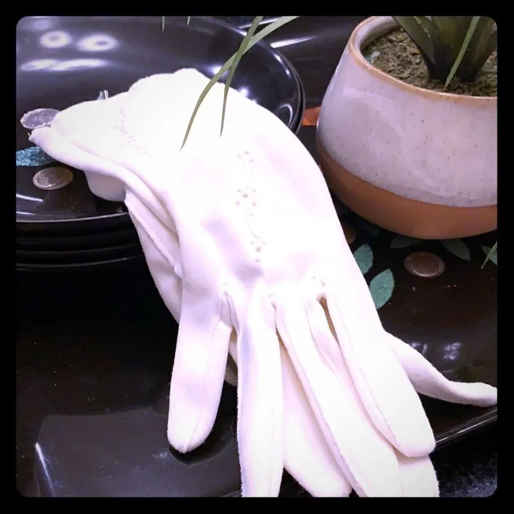 Vintage Gloves  eyelet detail cream color